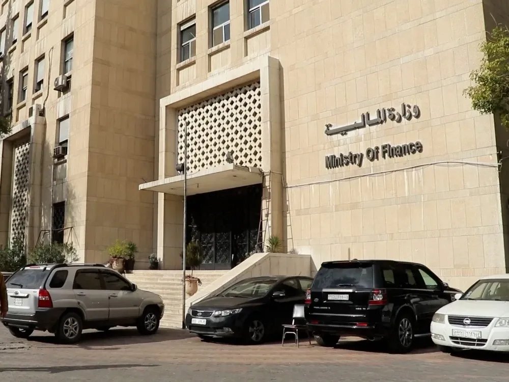 تحسين معيشة المعلمين والأطباء: المالية السورية تقترح زيادات في رواتب قطاعي التعليم والصحة