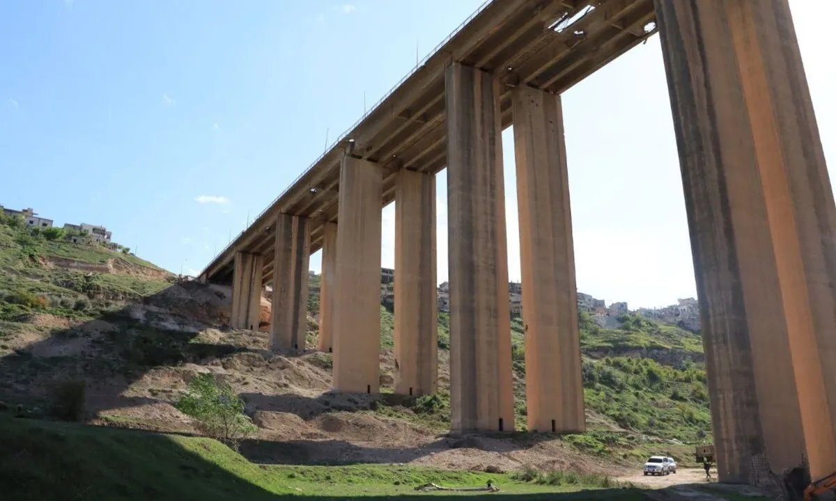 الدفاع المدني يعلن: إعادة تأهيل جسر الرستن الحيوي على طريق M5 بحمص ستنتهي مطلع 2026
