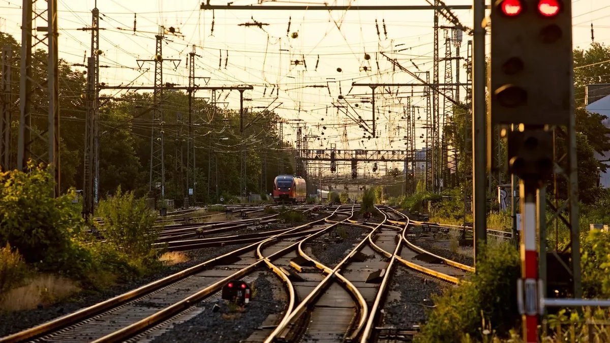 حادثة مروعة في دورتموند: رجل يتسلق قطارًا متحركًا لاستعادة حقيبته المفقودة!