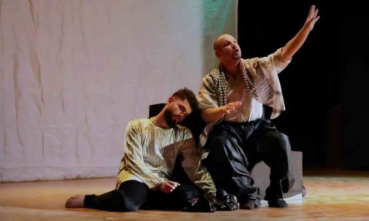 درعا تستعيد مأساة الفلسطينيين والسوريين في عرض مسرحي لـ"رجال في الشمس"