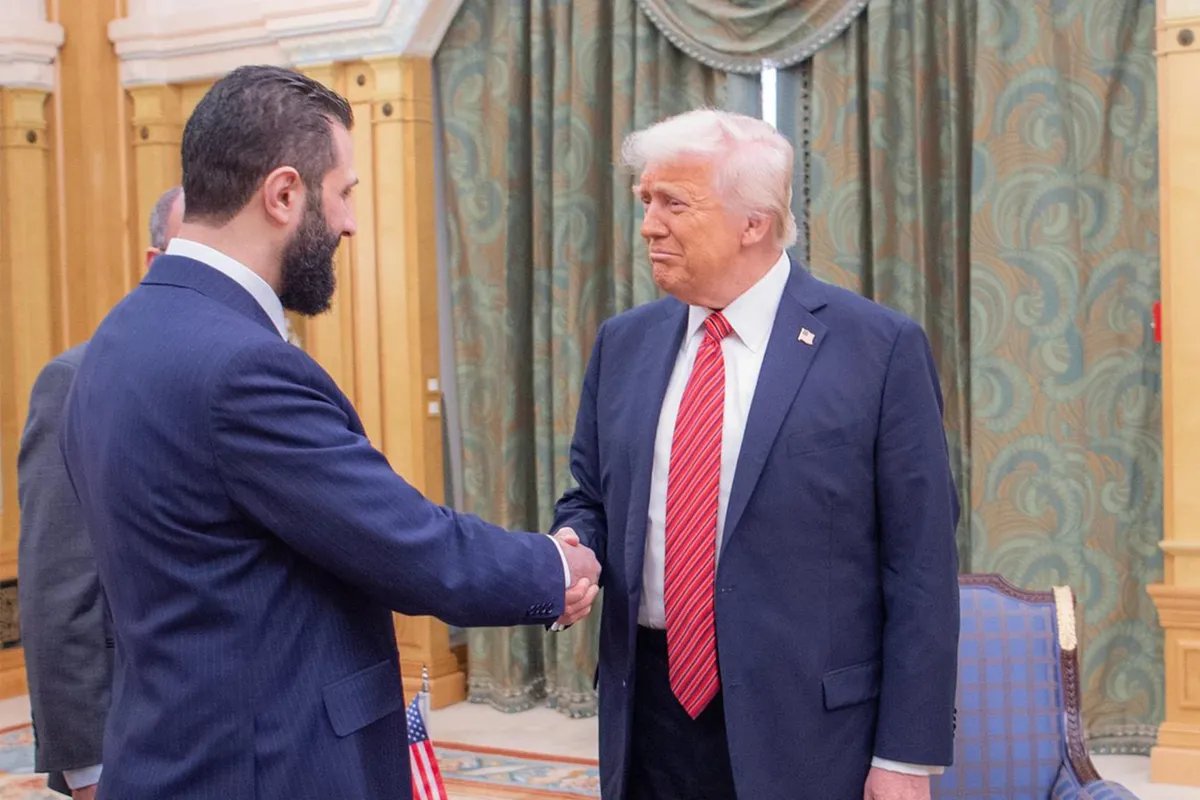 تحول مفاجئ: ترمب يشيد بالرئيس الشرع ويستعد لاستقباله في البيت الأبيض