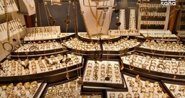 الدولار يرفع أسعار الذهب عالمياً وسط ترقب لخفض الفائدة الأمريكية