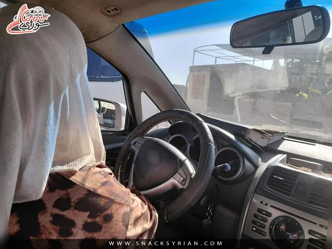 سامية: سائقة تاكسي في دمشق تتحدى التمييز وتوفر الأمان للنساء