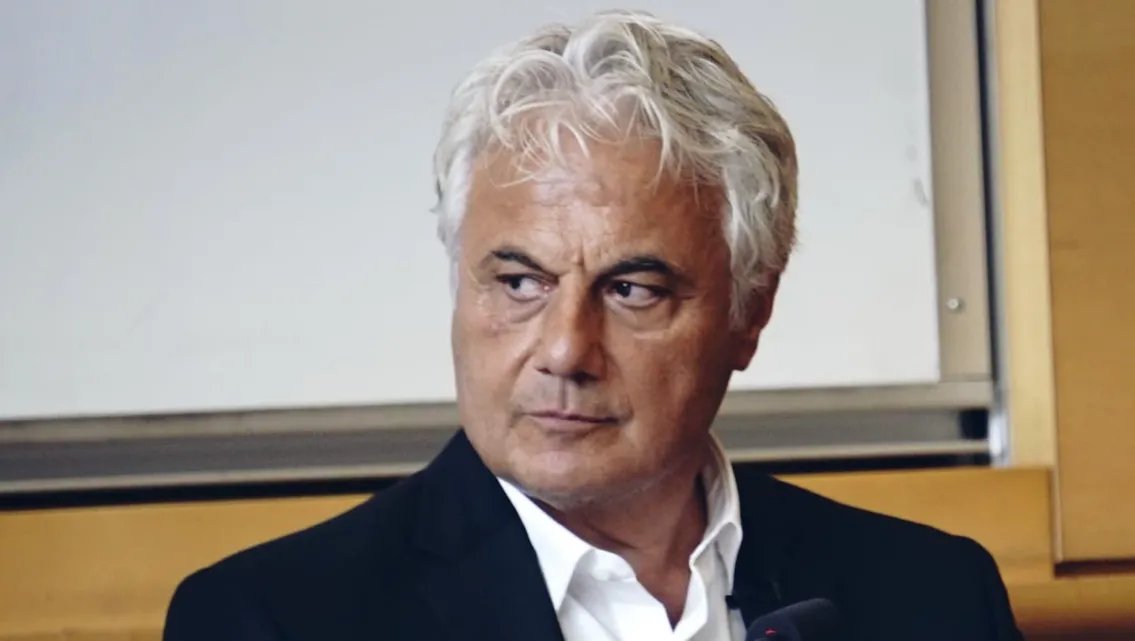 أشرف ريفي يكشف تفاصيل مثيرة حول تهريب مناف طلاس من سوريا إلى فرنسا عبر لبنان: "هليكوبتر ثم بارجة"