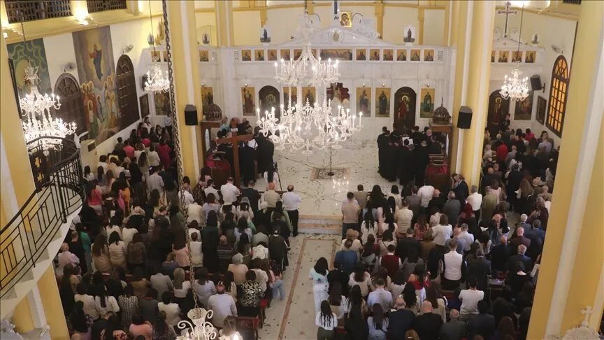 بهجة الفصح تعمّ سوريا: كنائس دمشق وحلب واللاذقية تحتفل بالقيامة وسط أجواء من الأمل والسلام