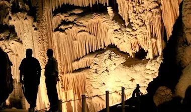 فضيحة في مغارة جعيتا: حفل زفاف يشعل أزمة مخالفات بيئية وقانونية