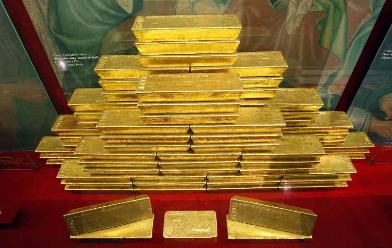 الذهب يحلق عالياً: الأسعار تسجل قمة تاريخية مع انخفاض الدولار وتصاعد المخاوف الاقتصادية