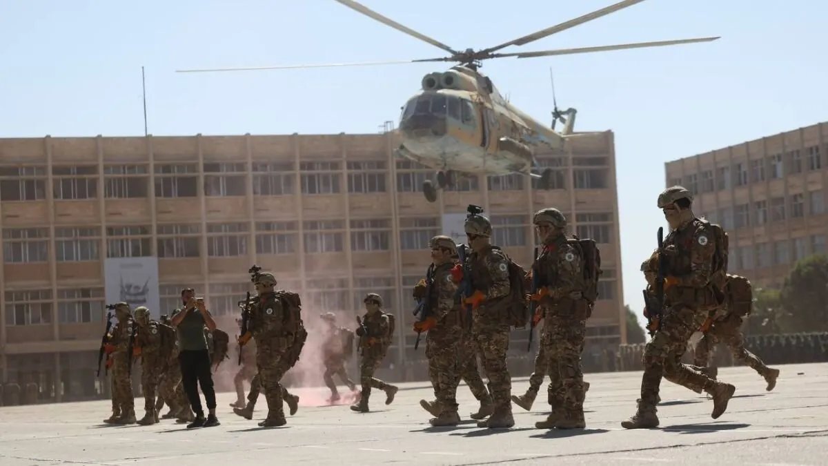 وزارة الدفاع تستعد لاستقبال آلاف الضباط المنشقين عن النظام السابق ودمجهم في الجيش