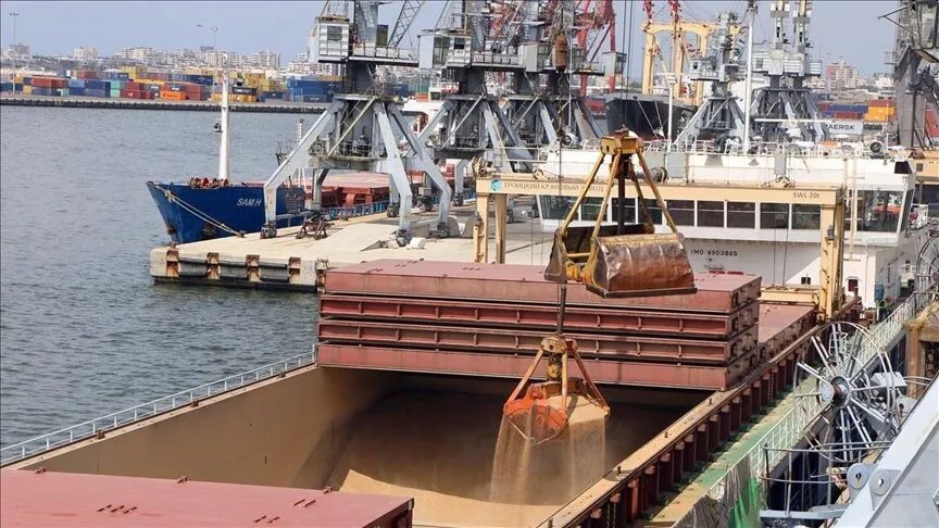 بعد سنوات من التوقف: وصول أول شحنة قمح إلى اللاذقية منذ تغيير النظام في سوريا