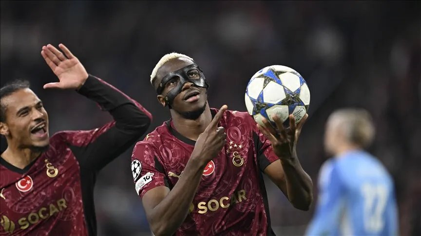 أوسيمين يتألق بثلاثية ويقود غالاطة سراي للفوز الساحق على أياكس في دوري الأبطال