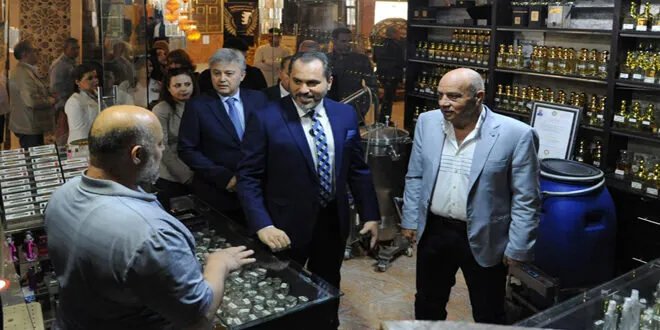 وزير السياحة يتفقد الحاضنة المركزية للفنون الحرفية بدمّر: دعم للحرفيين وترويج للمنتجات التراثية