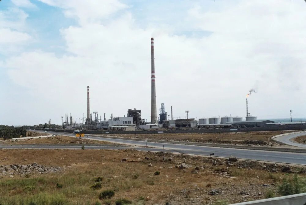 فساد بـ 300 مليار ليرة في مصفاة حمص: وثائق تكشف تهريب وقود لصالح لواء القدس