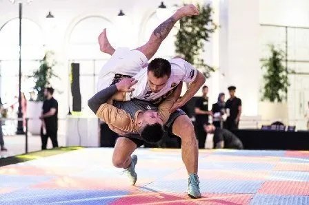 إثارة وترقب يسبقان نزالات BRAVE 100: مؤتمر صحفي حافل بالتحديات والمواجهات الكلامية