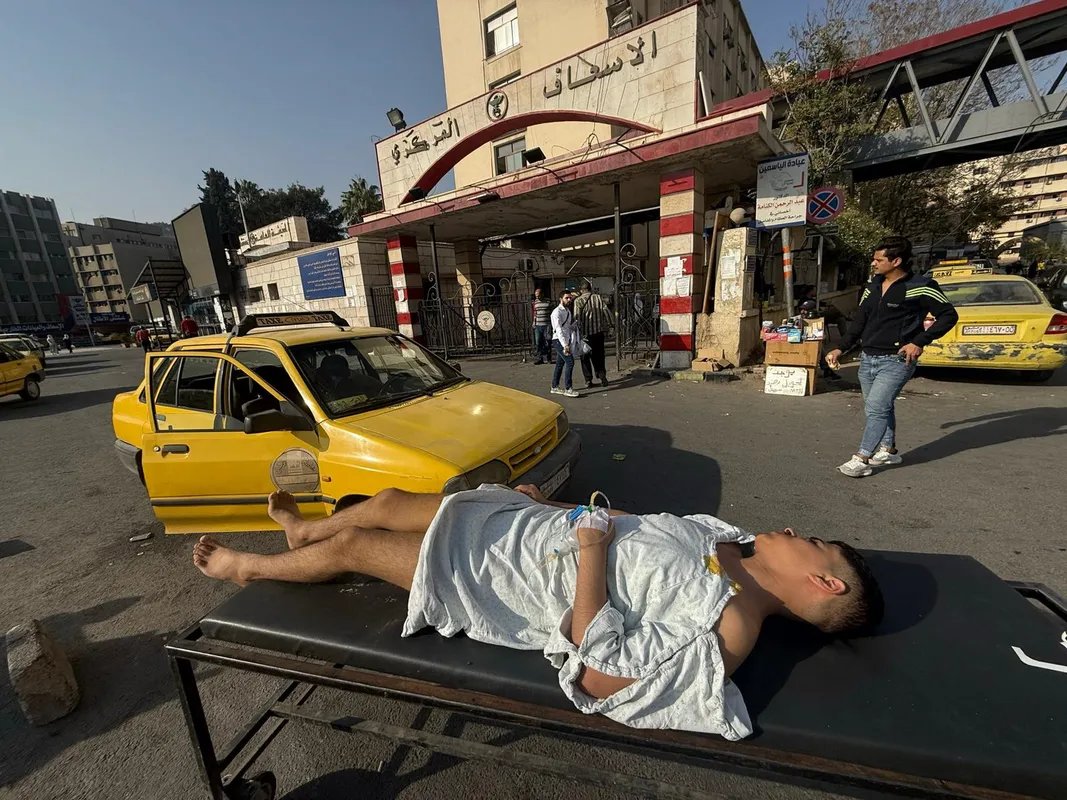 غضب واستنكار واسع لصورة مريض يُترك أمام مشفى المواساة بدمشق بعد عملية جراحية