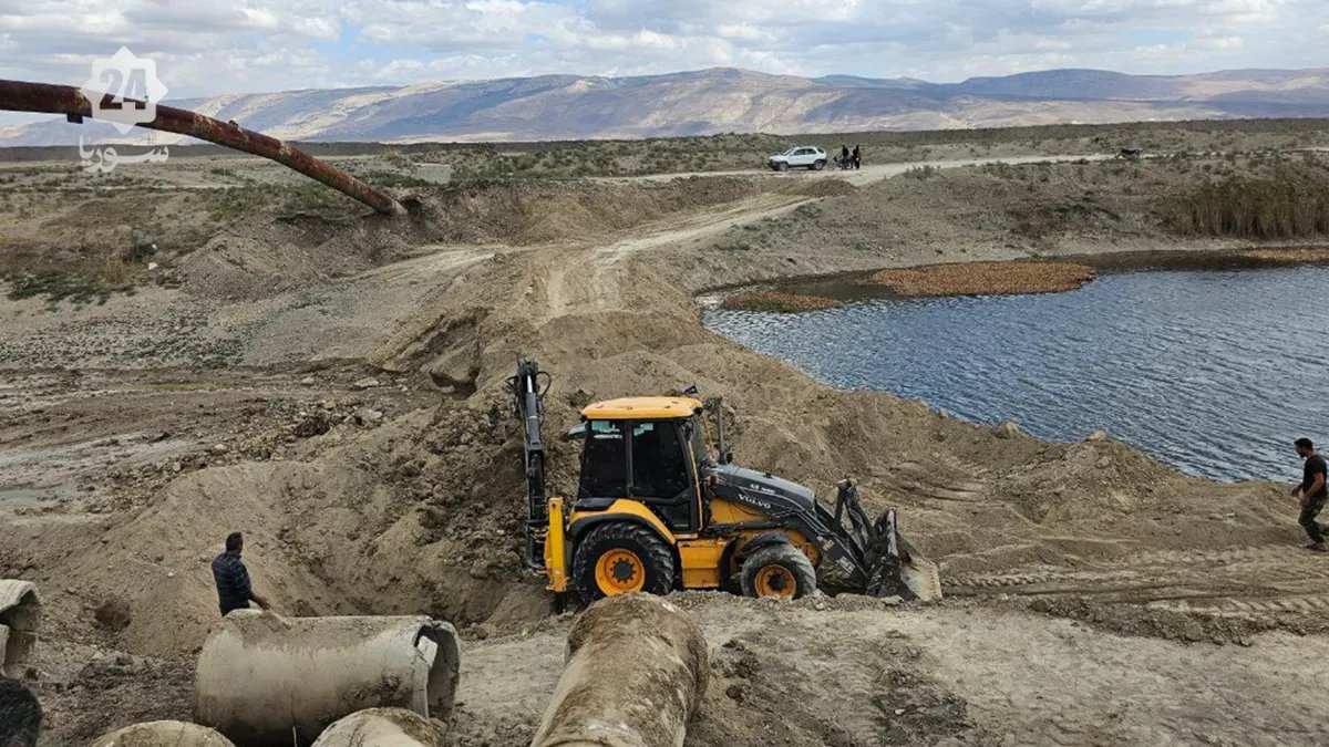 بعد سنوات من العزلة: أهالي الحاكورة بريف حماة يفتتحون جسراً ترابياً يعيد الحياة لقريتهم
