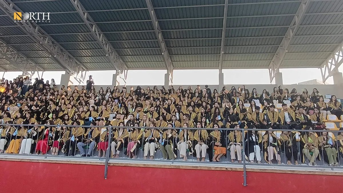 جامعة كوباني تحتفل بتخريج دفعة قياسية تضم أكثر من 300 طالب وطالبة