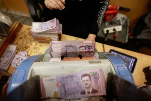 تدهور مستمر: أسعار الدولار واليورو والذهب تسجل أرقامًا قياسية مقابل الليرة السورية اليوم