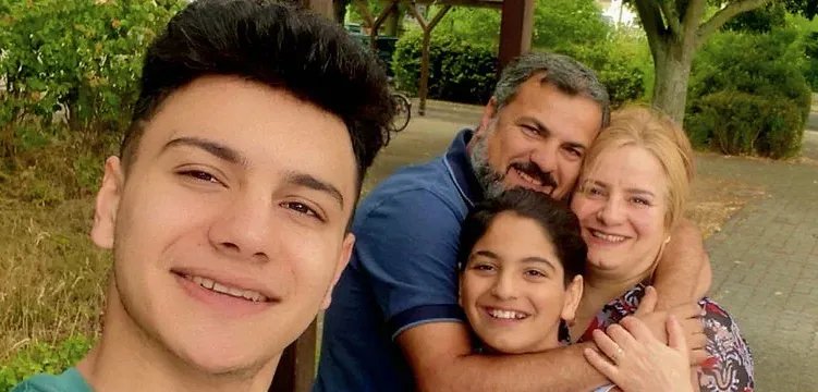 ترحيل عائلة عراقية من ألمانيا يثير استياءً واسعاً: الابن يطالب بعودتهم بعد اندماجهم