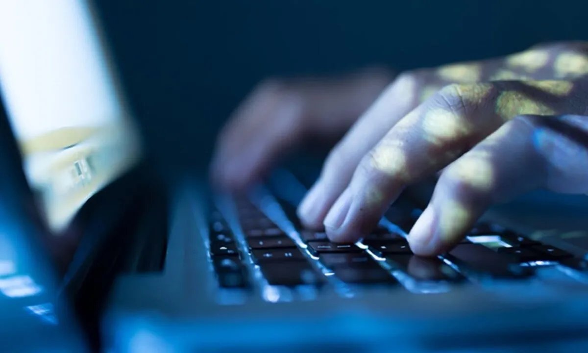 كيف يشعل "الذباب الإلكتروني" الفوضى في سوريا؟.. تحليل لآلية عمله وأهدافه