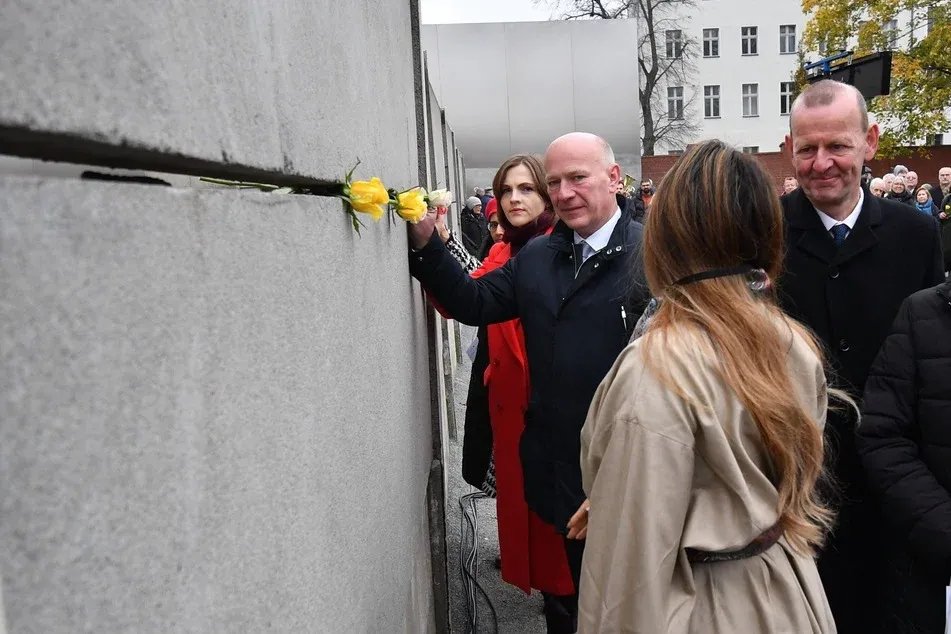 برلين تحيي الذكرى الـ 36 لسقوط جدار برلين: رمز الحرية والوحدة الأوروبية