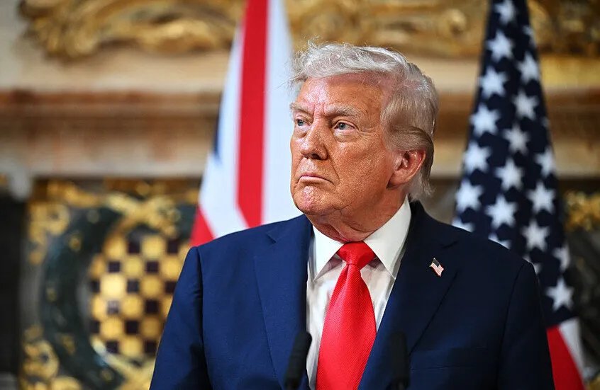 ترامب يفاجئ الأمريكيين: 2000 دولار لكل مواطن من عائدات الرسوم الجمركية