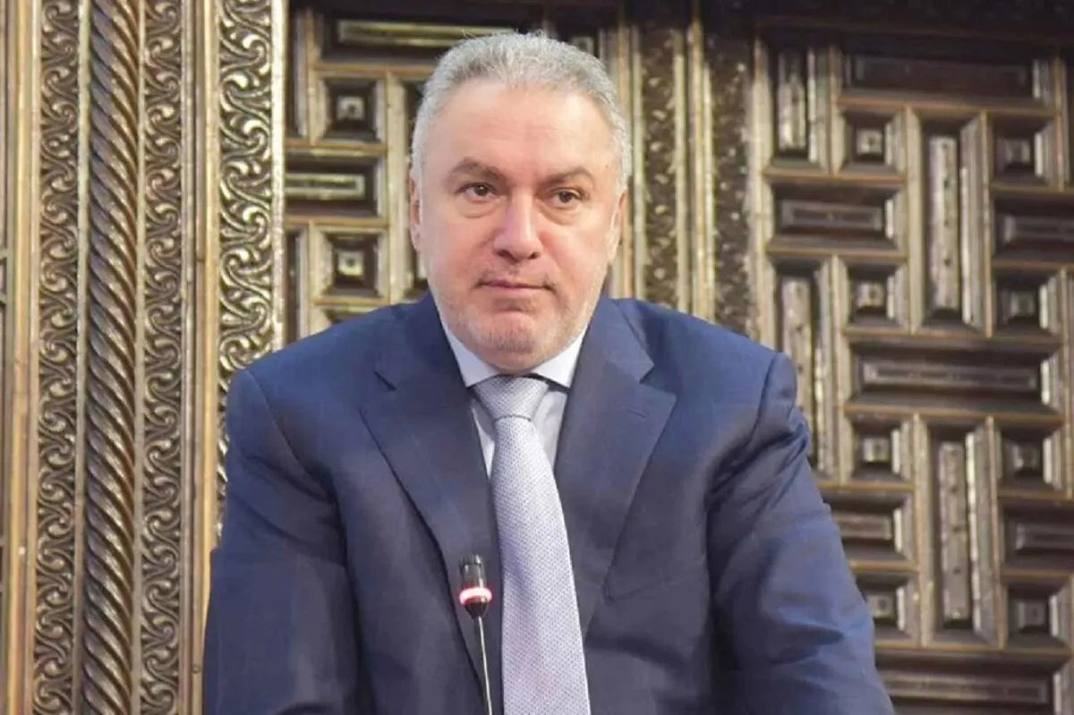 رجل أعمال سوري مقرب من النظام يلاحق ناشطاً قضائياً بتهمة "الذم الإلكتروني"