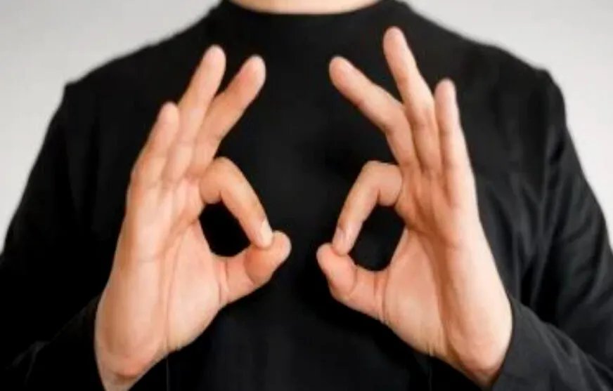 دراسة تكشف: كيف تعزز إيماءات اليد من قوة الإقناع والمصداقية أثناء الحديث؟