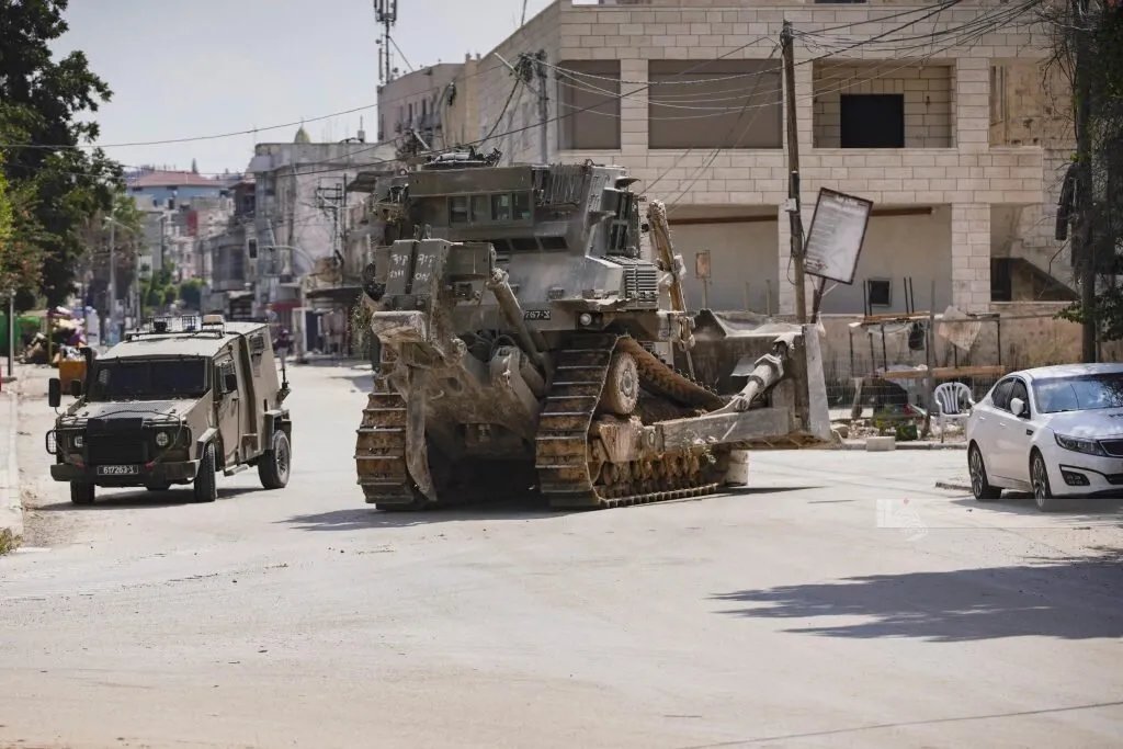 الاحتلال الإسرائيلي يعتقل فلسطينيين ويهدم محال تجارية في الضفة والنقب