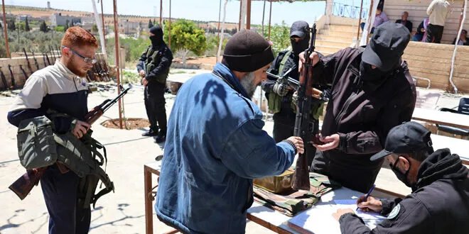 الأمن العام يتسلم أسلحة وذخائر من أهالي قرى بريف حمص في إطار جهود ضبط السلاح