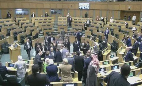 فوضى في البرلمان الأردني: مشادات ونقاشات حادة تؤجل جلسة انتخاب اللجان وتصاعد المطالبات برفع الرواتب