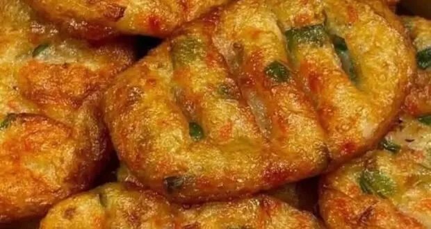أقراص البطاطس المقرمشة بالخضار: وصفة شهية وسهلة التحضير
