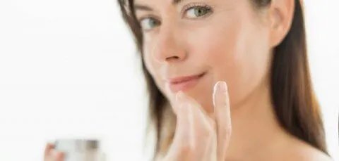 دليل العناية بالبشرة بعد الثلاثين: نصائح ذهبية لبشرة أكثر شبابًا وتألقًا