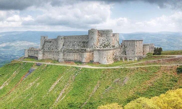 غضب في قلعة الحصن: الأهالي يرفضون الإفراج عن زياد مسوح ويطالبون بمحاكمته بتهمة ارتكاب جرائم حرب