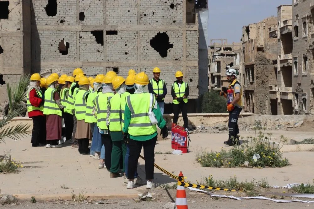 الخوذ البيضاء تدرب 200 متطوع في دير الزور على مواجهة الكوارث