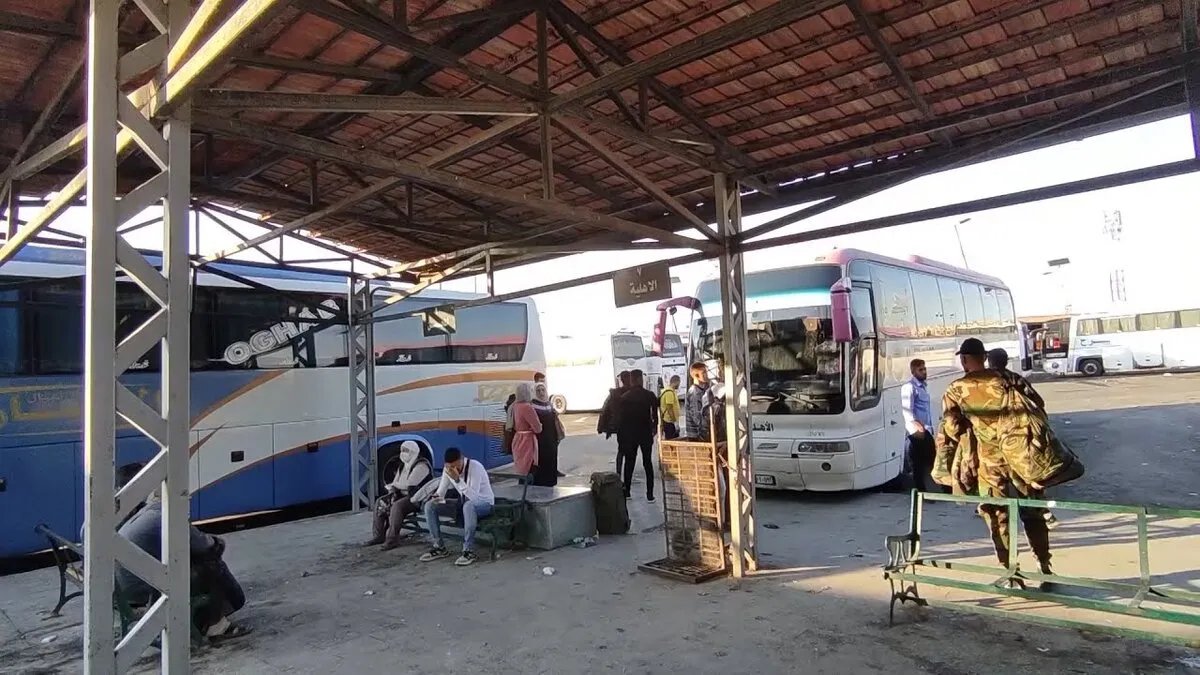 انفراج في حركة السفر بين المحافظات السورية بعد حل الفرقة الرابعة وتراجع الحواجز الأمنية