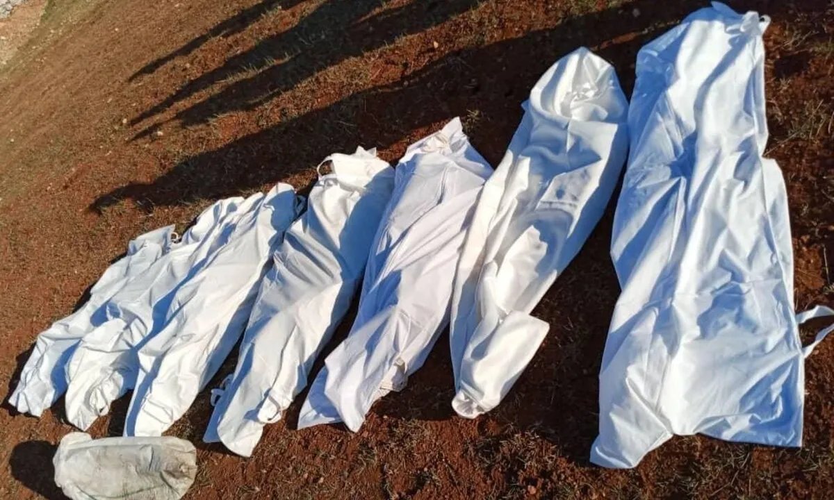 مأساة في إدلب: الدفاع المدني ينتشل رفات سبعة أشخاص مفقودين منذ معارك 2020