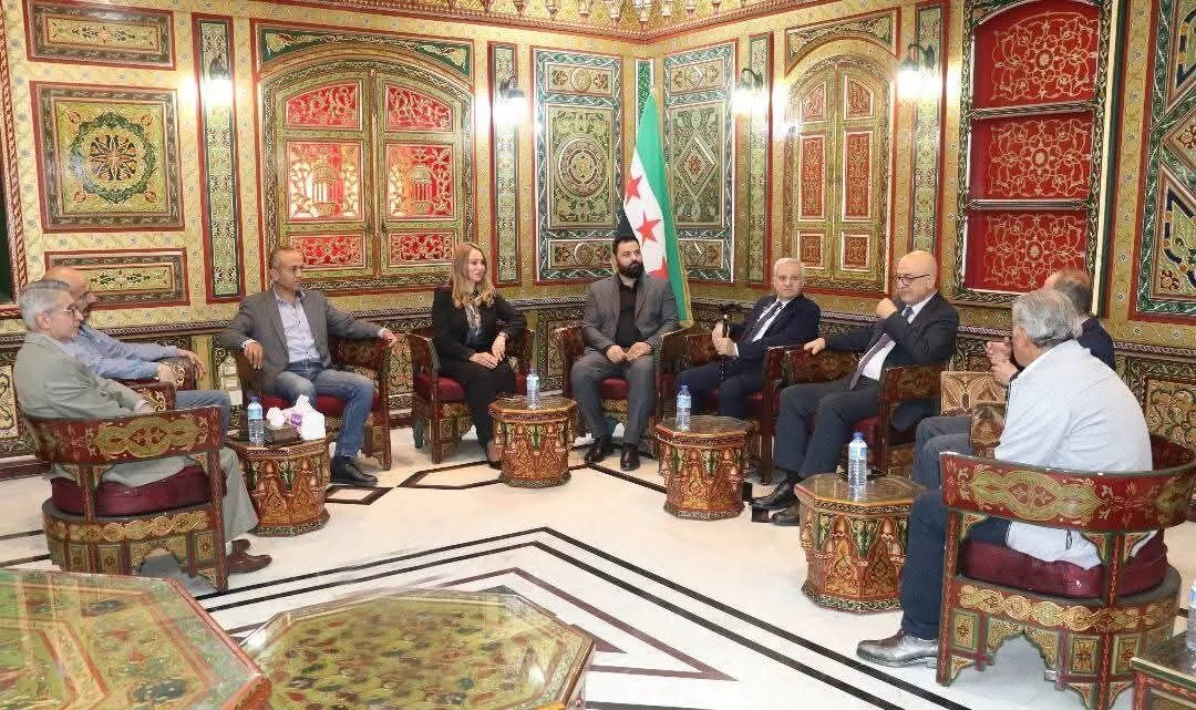 محافظ طرطوس يلتقي وجهاء الشيخ بدر لبحث تعزيز الأمن وتحسين معيشة المواطنين