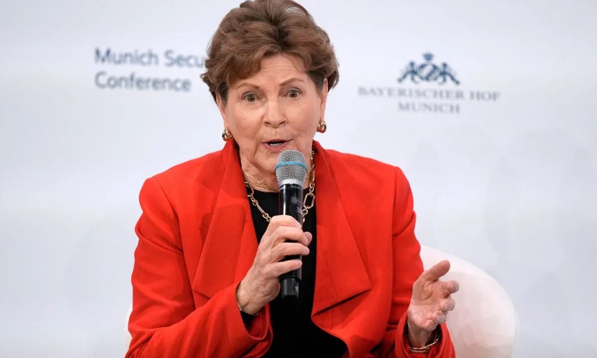 ضغوط في واشنطن لرفع العقوبات عن سوريا: سيناتور تدعو ترامب لتخفيف القيود وتوسيع التعاون