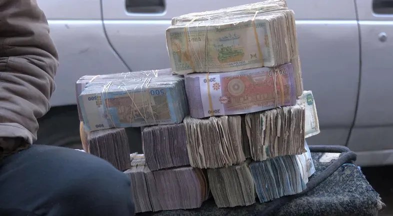 الدولار يواصل الصعود: أسعار الصرف والذهب في السوق السوداء السورية اليوم 23 أبريل 2025