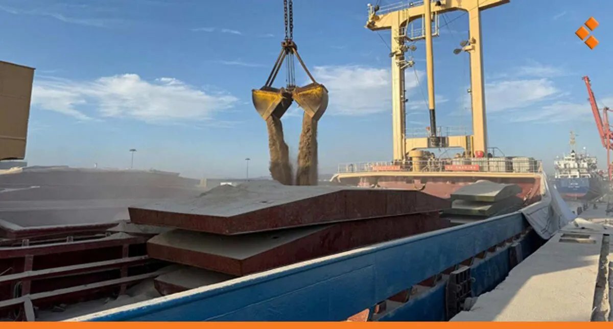 انطلاق أول شحنة فوسفات سوري منذ سنوات: 10 آلاف طن تغادر مرفأ طرطوس