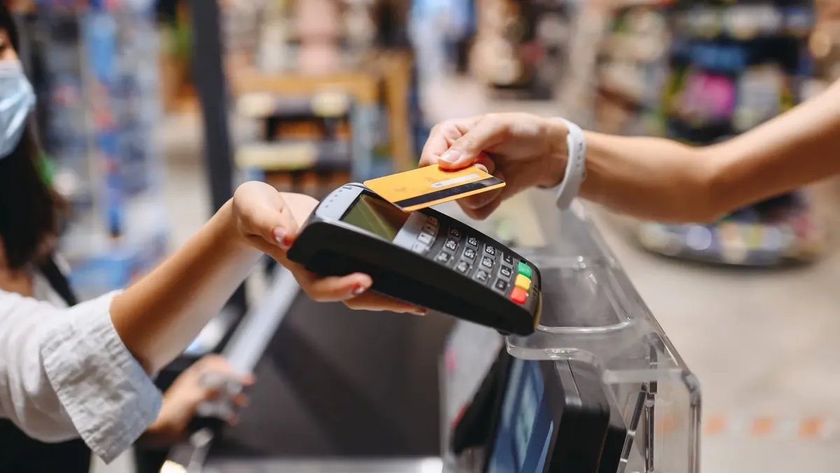 استطلاع صادم: هل يتخلى الألمان عن النقود لصالح البطاقات؟ مستقبل الدفع في ألمانيا على المحك!