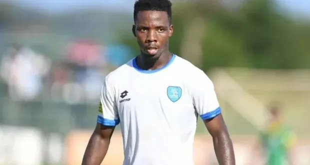 فاجعة في جنوب أفريقيا: وفاة لاعب شاب أثناء الإحماء قبل المباراة