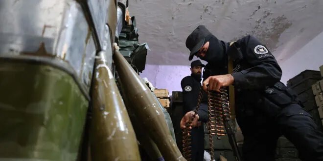 الداخلية السورية تعلن ضبط مستودع أسلحة وذخائر في ريف حمص الشمالي الشرقي