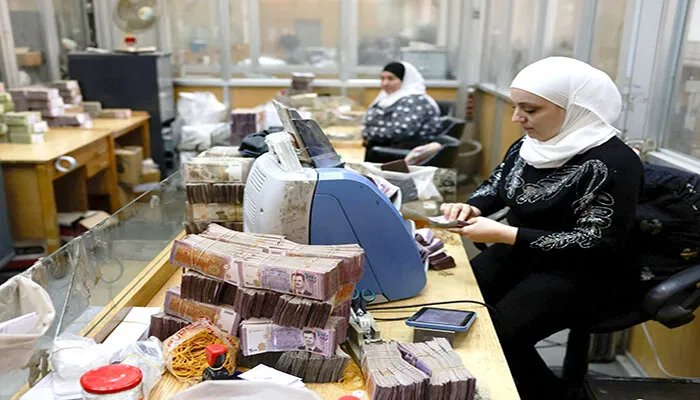 قيود خانقة على التحويلات البنكية في سوريا تدفع المستثمرين إلى السوق السوداء