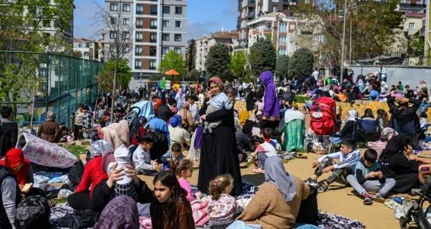 ذعر في إسطنبول: إصابات جراء الزلزال وهلع السكان يدفعهم للقفز من المباني