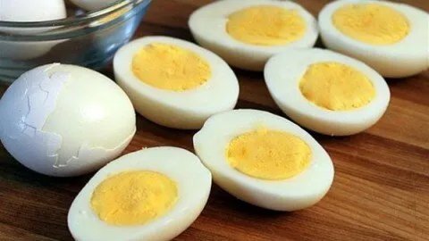 تسخين البيض المسلوق: حقائق قد تصدمك حول فوائده ومخاطره