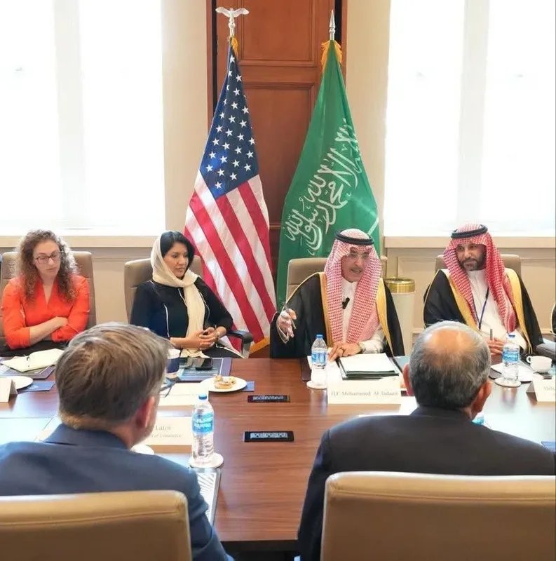 تحركات سعودية مكثفة في واشنطن لتخفيف العقوبات ودعم الاقتصاد السوري: لقاءات رفيعة المستوى مع البنك الدولي وصندوق النقد