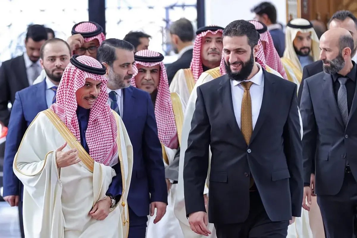 تحركات سعودية مكثفة في واشنطن لتخفيف العقوبات عن سوريا ودمجها بالنظام المالي العالمي