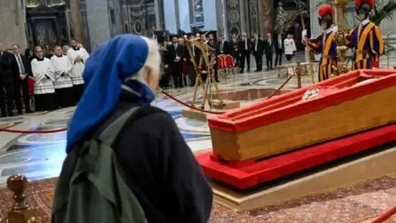 من هي الراهبة التي تحدت البروتوكول لإلقاء النظرة الأخيرة على جثمان البابا؟