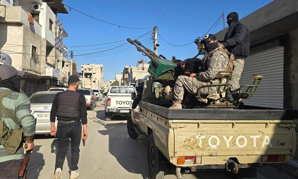 اللاذقية: القبض على متهم بارتكاب جرائم قتل بحق مدنيين سوريين